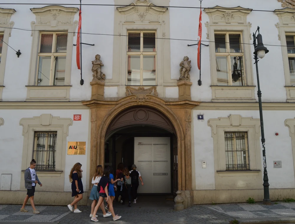 Entrada de Anglo-American University en Letenská, Praga