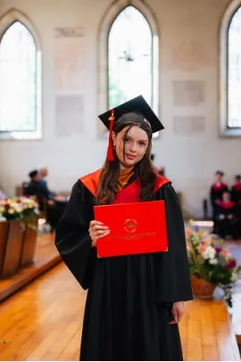 Graduada de Anglo-American University