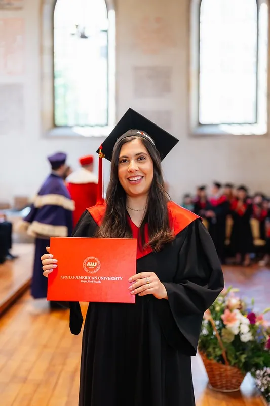 Graduada de Anglo-American University