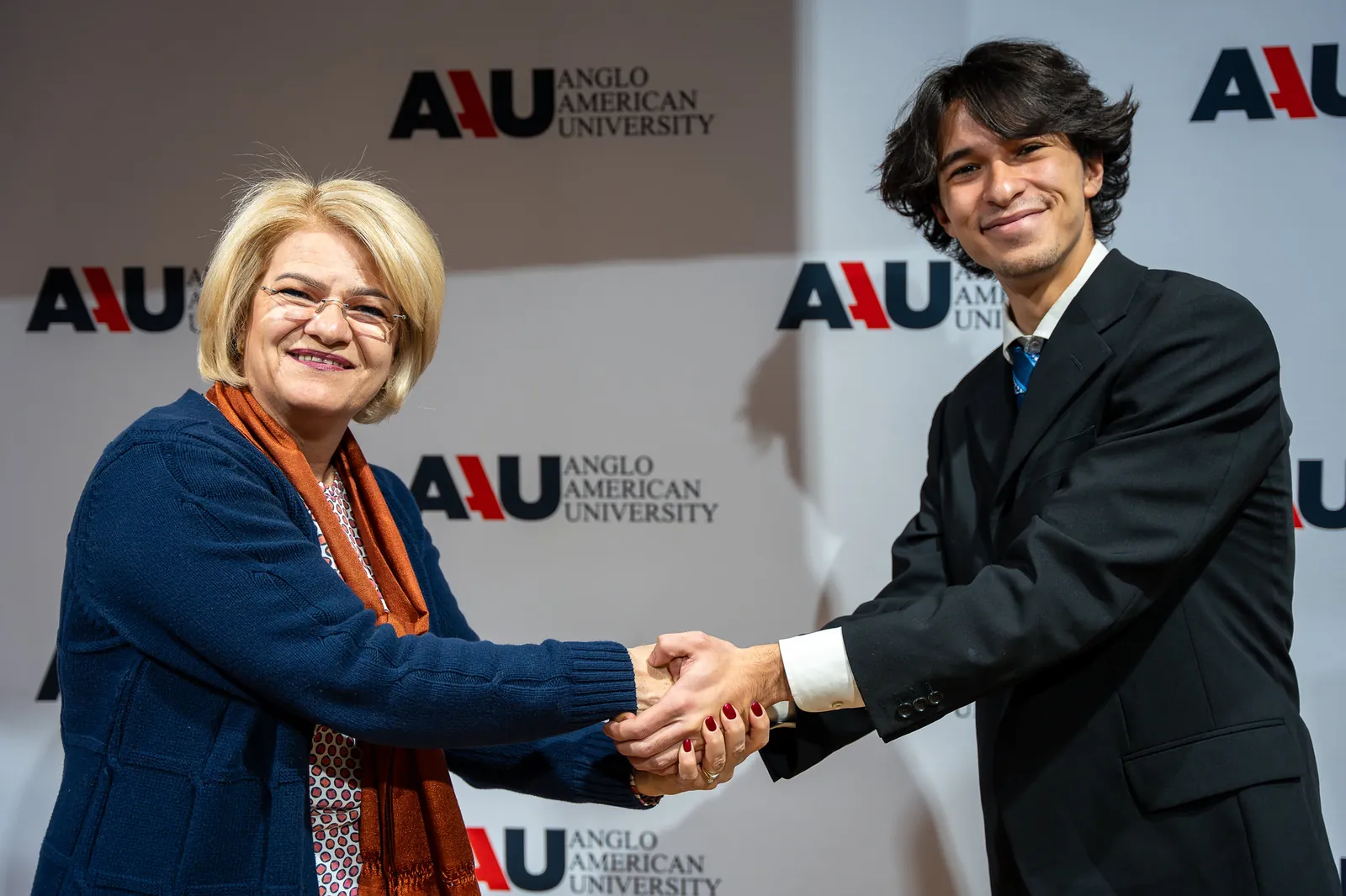 Joven participante junto a la Embajadora de México en Anglo-American University