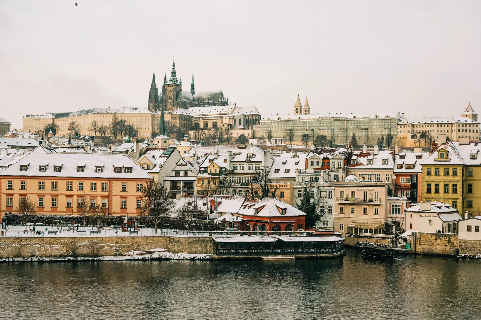 Panorámica nocturna de Praga